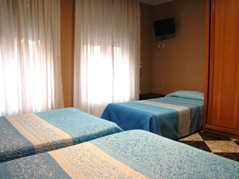 hospedium-hotel-plaza-manjon-habitacion-triple-2